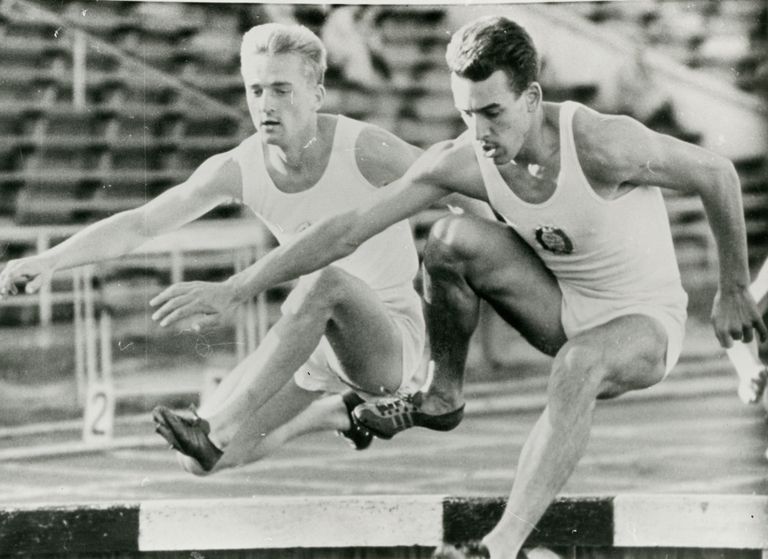 Ants Antson oli ka lootustandev jooksja. Siin fotol heitleb ta Bernhard Ommukiga (vasakul) 3000 m takistusjooksu distantsil maavõistlusel Läti juunioride vastu (1960).