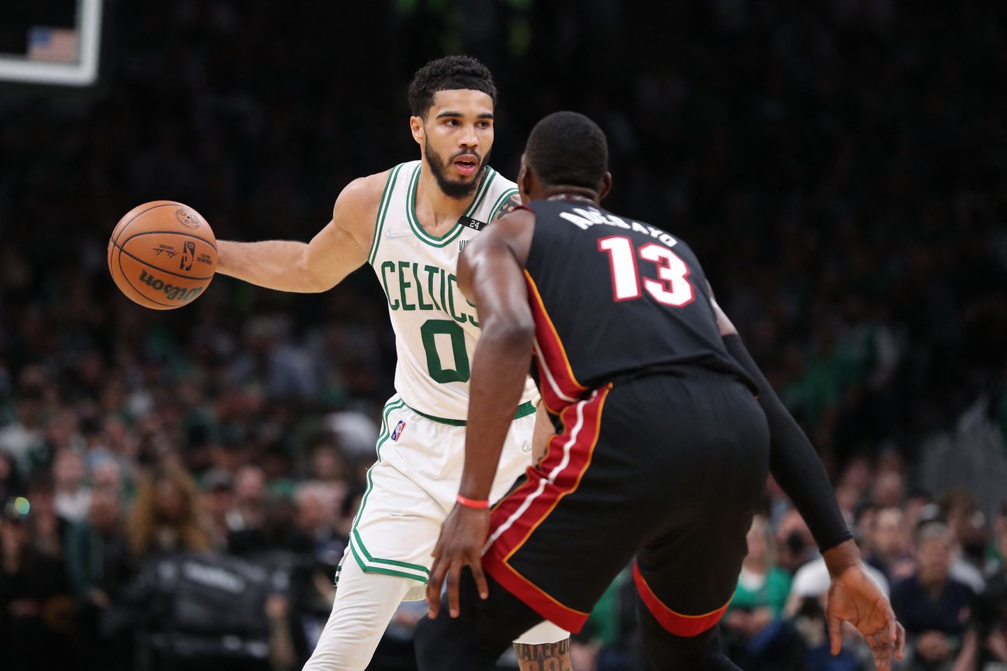 Boston Celticsi liidrit Jayson Tatumit püüab takistada Miami Heati tsenter Bam Adebayo.
