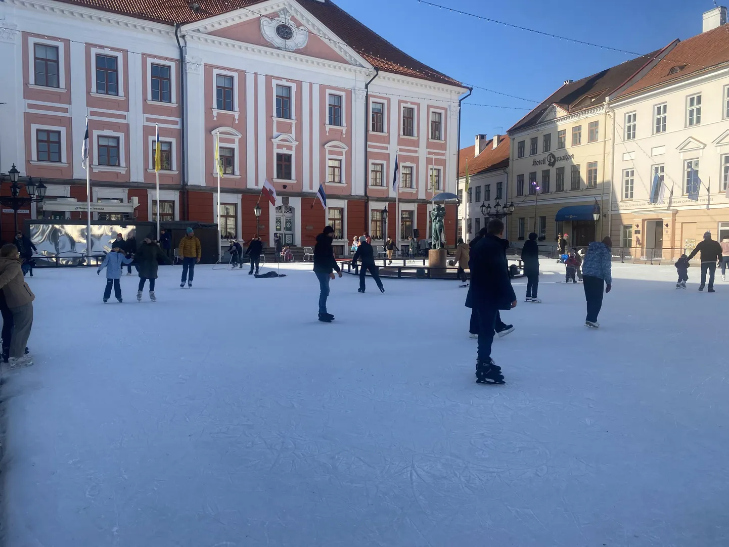 Keskpäeval olid paljud tartlased tulnud raeplatsile viimaseid uisurõõme nautima.
