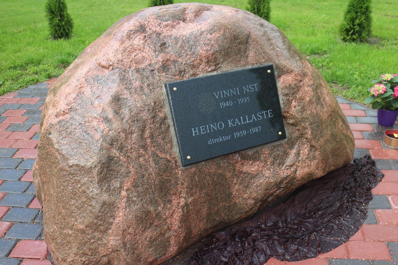 Skandaalne mälestuskivi Heino Kallastele.