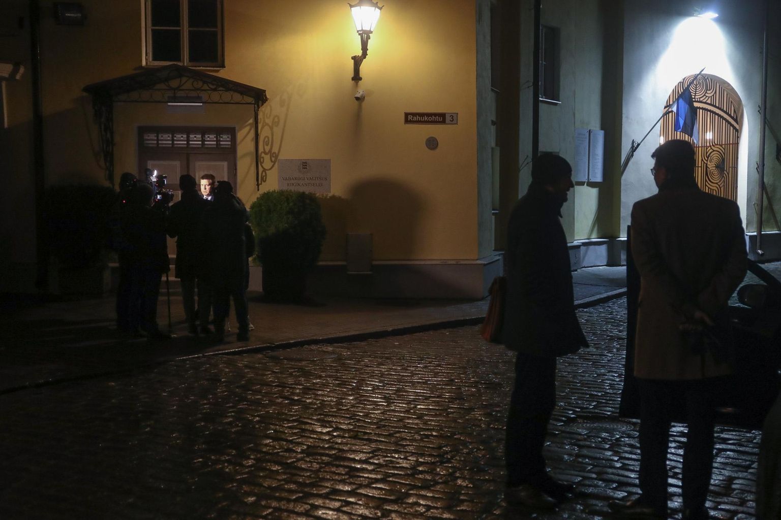 Prime Minister Jüri Ratas (Center Party) appeared before reporters in front of Stenbock House on Wednesday evening.