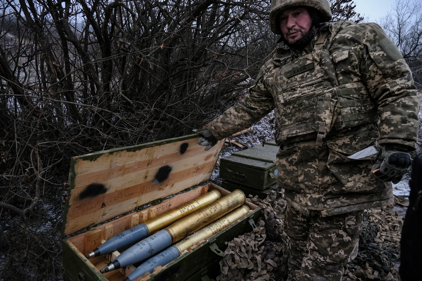 On peaaegu kindel, et lääneriikidest imporditud moona tarned Ukrainale 2024. aastal ei suuda pidada sammu Venemaa tarnetega oma relvajõududele.

epa11016126 A Ukrainian serviceman of the 22nd Mechanized Brigade shows a crate with artillery shells at their position near the frontline city of Bakhmut, eastern Ukraine, 07 December 2023. Russian troops entered Ukrainian territory in February 2022, starting a conflict that has provoked destruction and a humanitarian crisis.  EPA/MARIA SENOVILLA