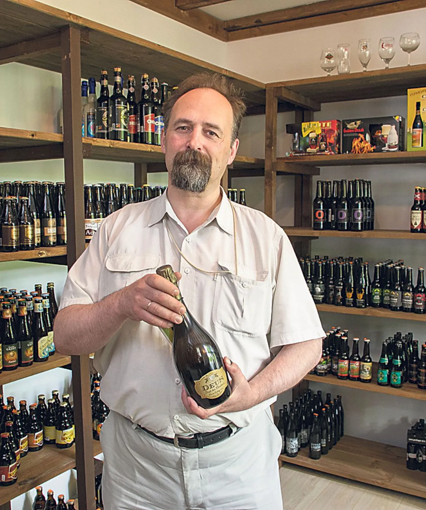 Karmo Tüür näitab maailmas ainulaadset õllešampanjat, mis laagerdub Prantsusmaa veinikeldrites.
