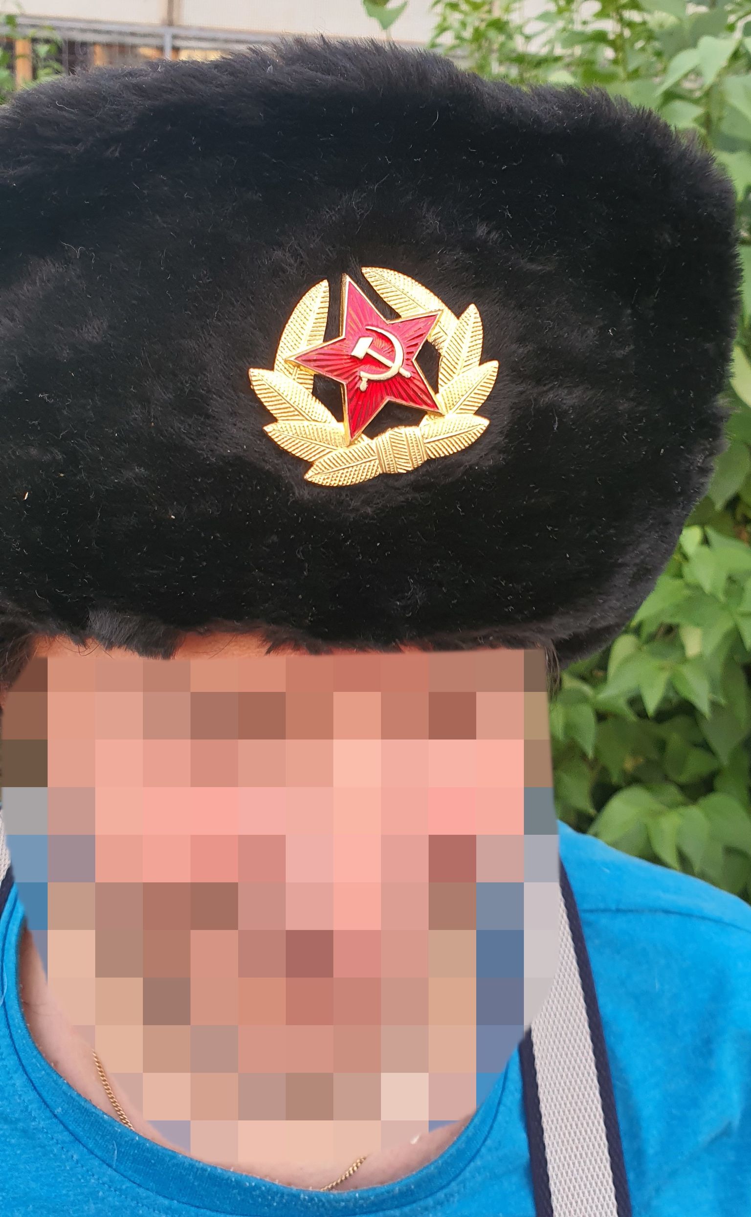 52 gadus vecs vīrietis Ziepniekkalnā pastaigājas ar Krievijas agresiju slavinošu simboliku