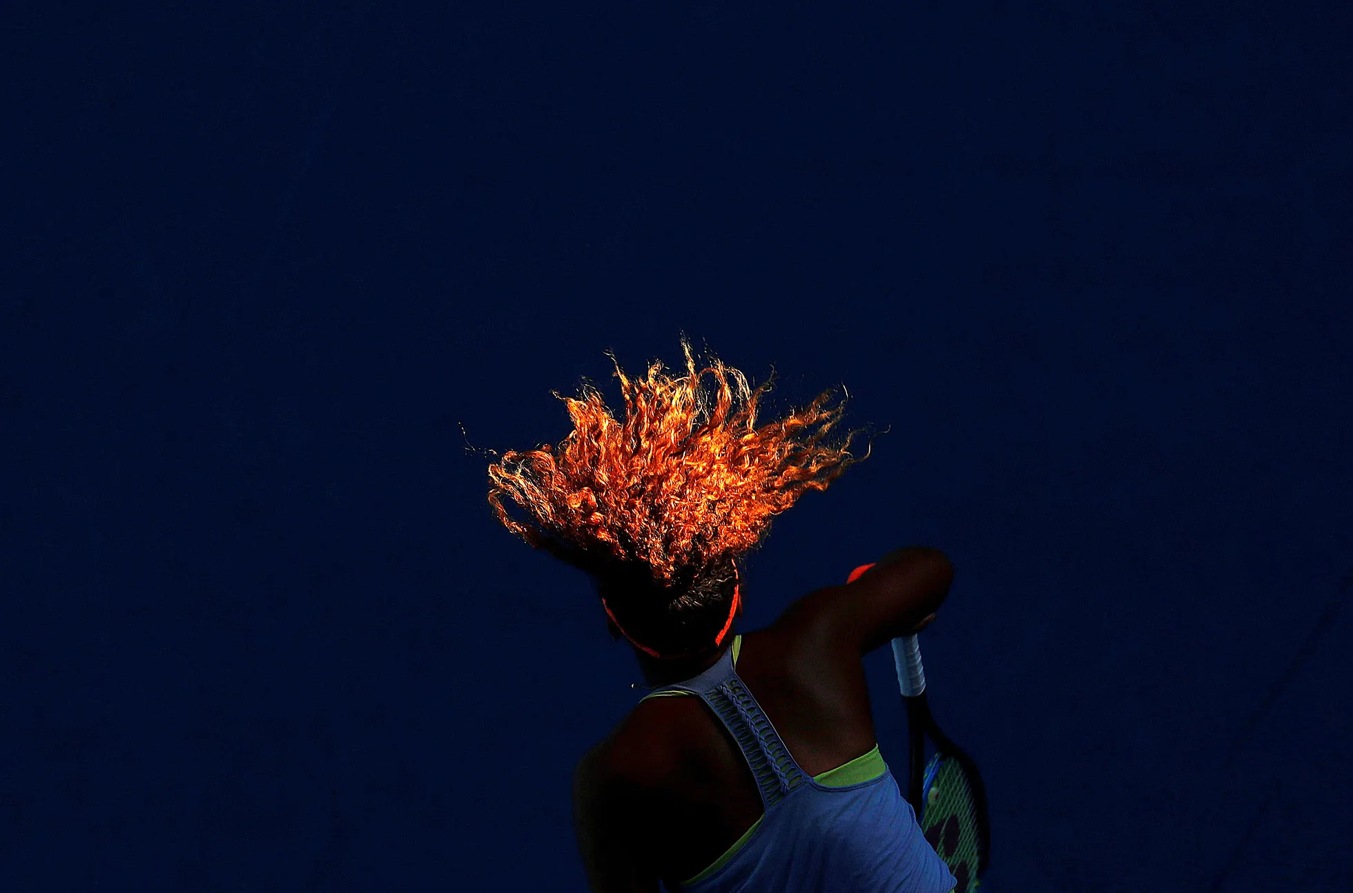 Naomi Osaka servimas Australian Openi mängus rumeenlanna Simona Halepi vastu. Foto on tehtud Melbourne`is Margaret Court Arenal 22. jaanuaril.