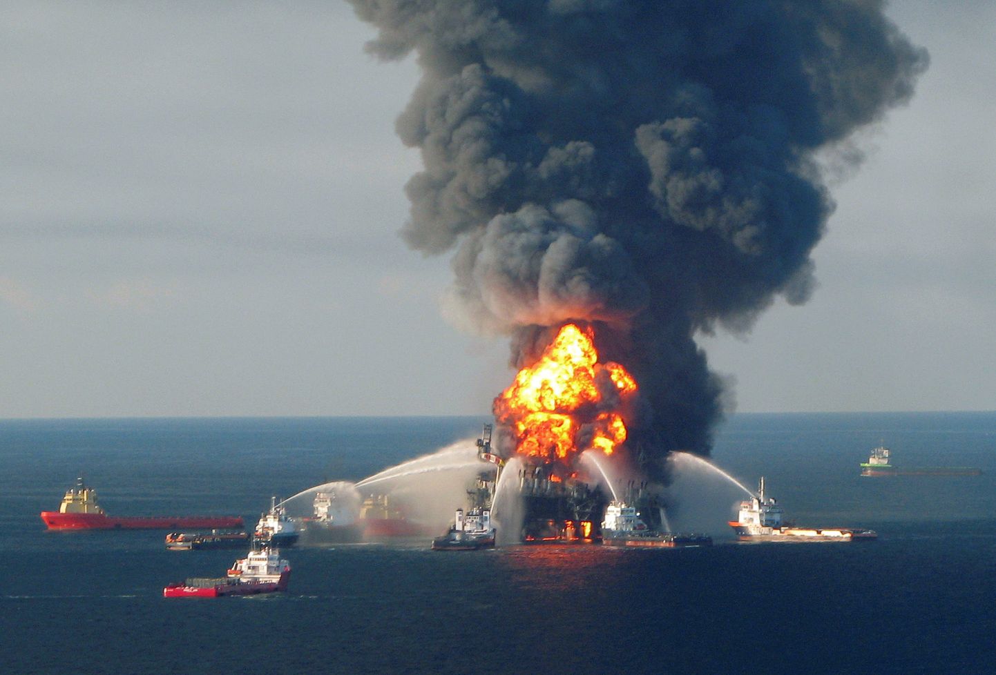 Deepwater Horizon päev pärast õnnetust 21. aprill 2010.