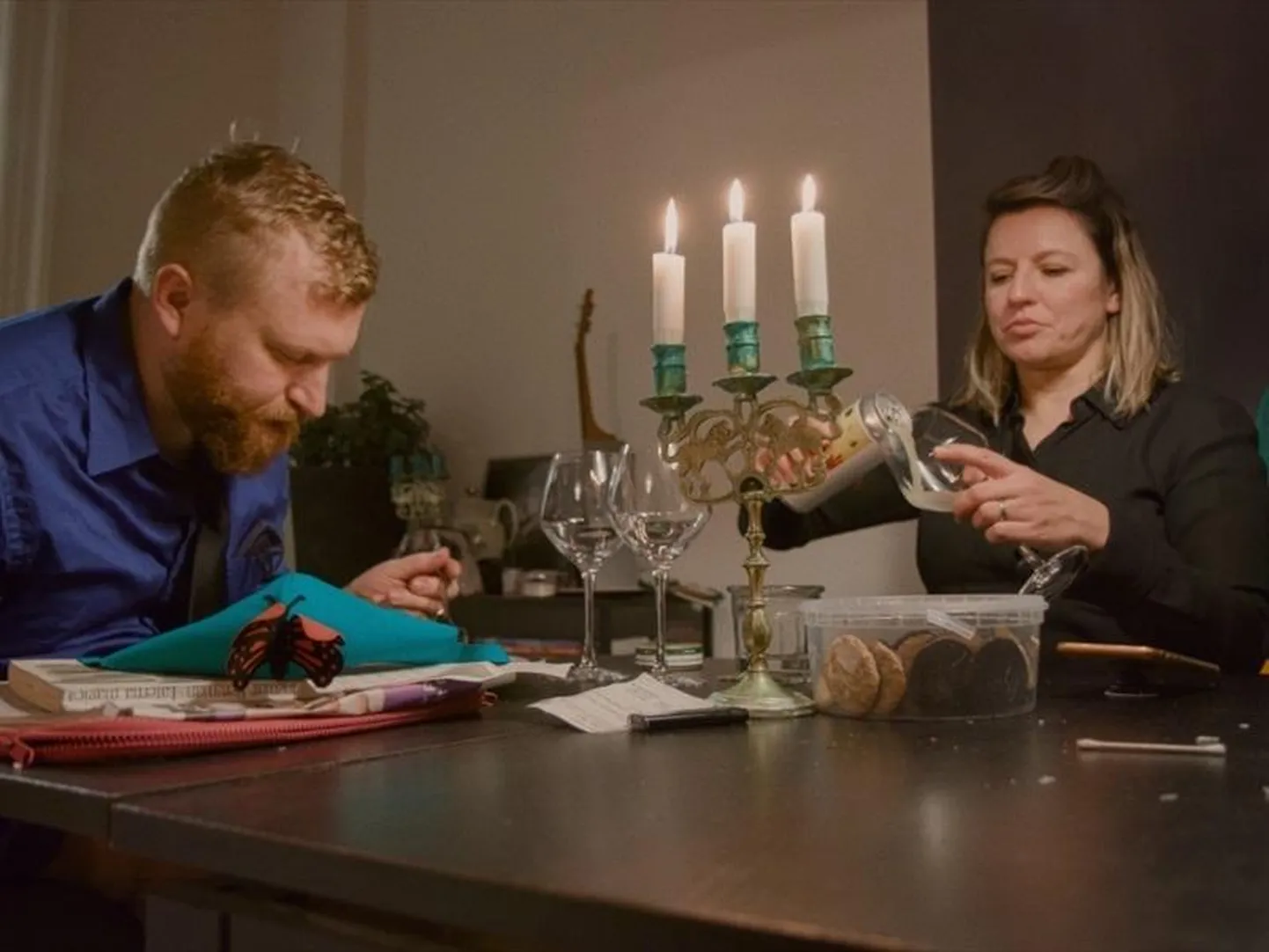 Kaamera tungib pea vuajeristlikult lähedale Fausti eraelule.