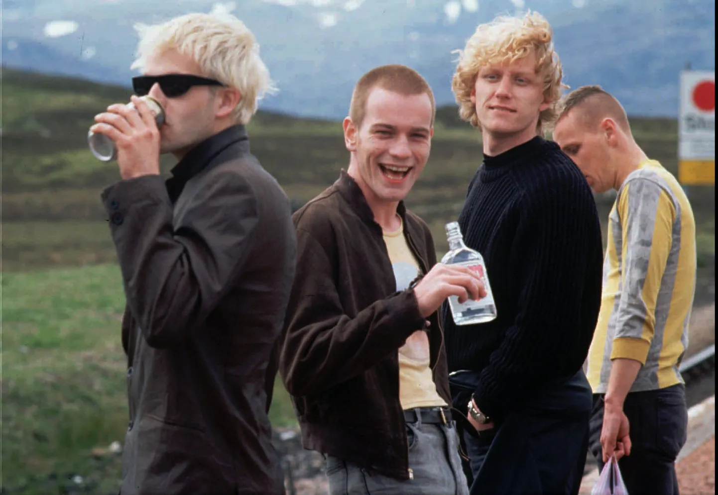 Näitlejad Johnny Lee Miller, Ewan McGregor, Kevin McKidd ja Ewen Bremmer filmis «Trainspotting».