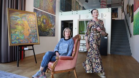 Kunstnik Eve Luik vaatab oma näitusel piltide ja skulptuuridega üle õla tagasi