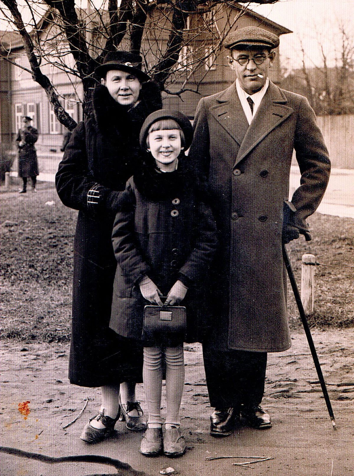 Umbes kümneaastane Heljo koos ema Magdalena ja isa Aaduga Tallinnas Tiigiveski pargis. Foto: erakogu