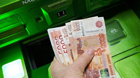 Venelased võtavad ligi 13 miljardit rubla sularaha päevas välja