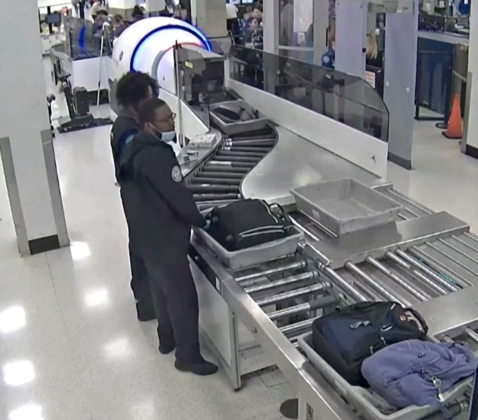 Miami lennujaama turvatöötajad jäid vahele vargusega.
