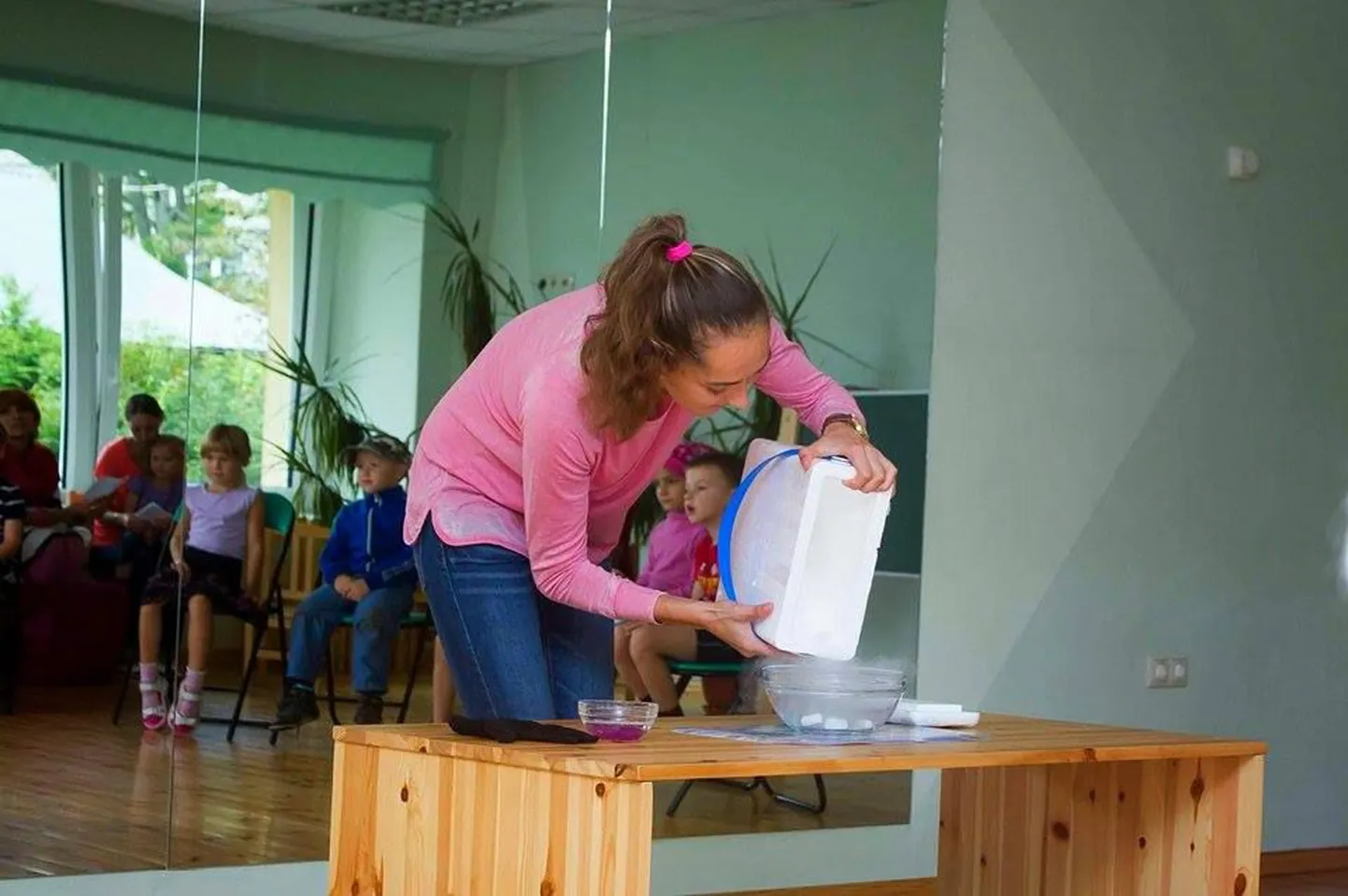 Abiturientide seas teise koha saavutanud Anna-Marija Sljusartšuk on teadusteatrit teinud ka õpilaste ees.