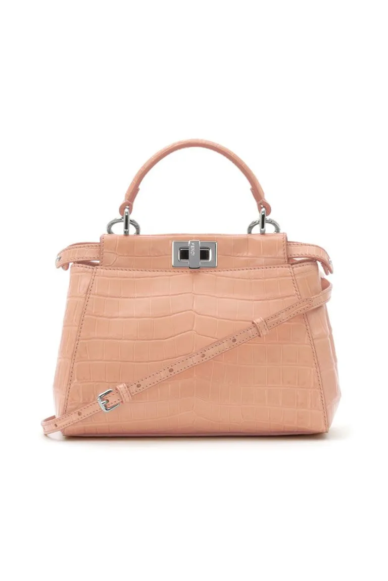 Сумка от Fendi изготовлена из крокодиловой кожи.