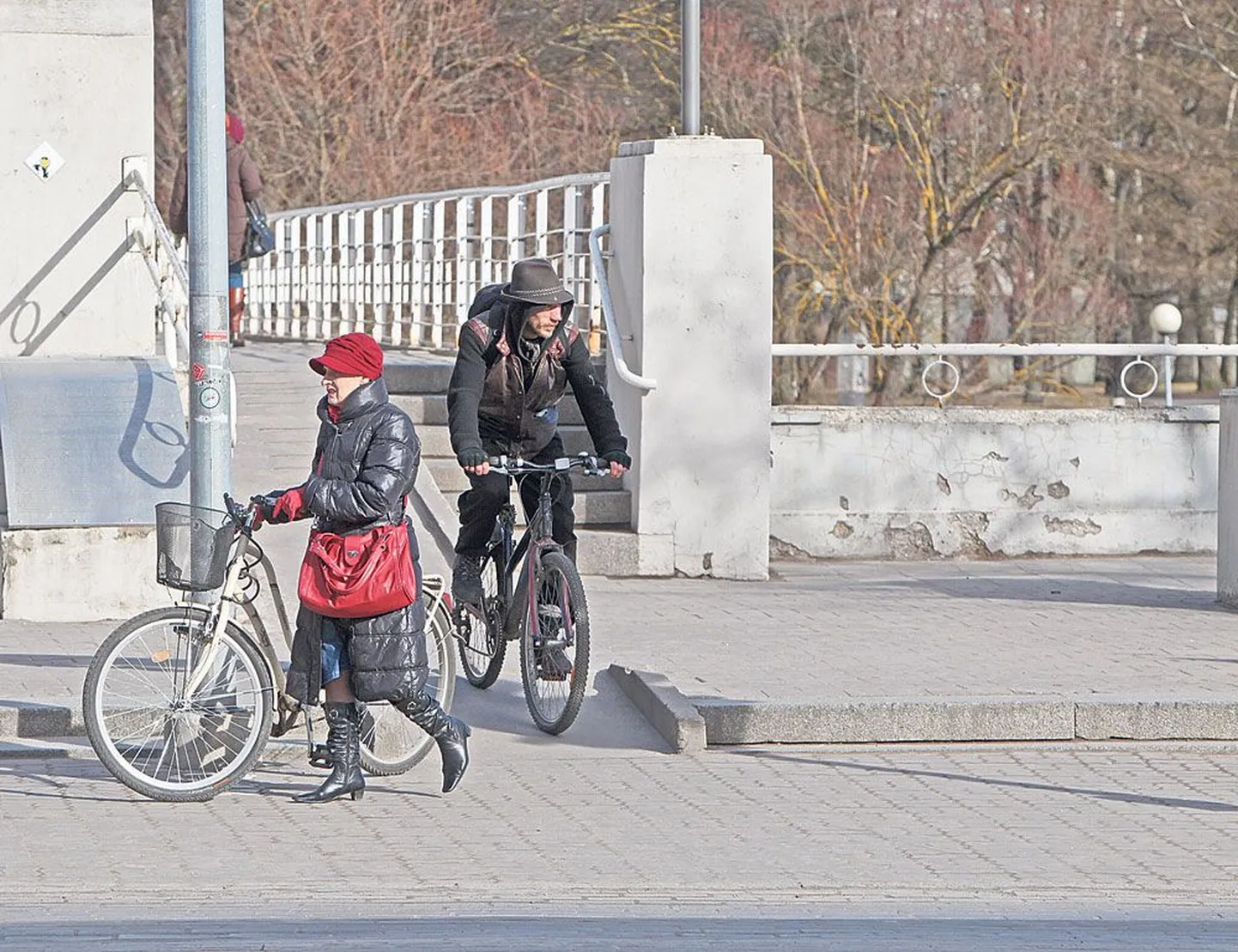 Politsei paneb ratturitele südamele, et olgugi neil otsest kohustust pole, tuleks ülekäigurada ületades võimaluse korral alati tulla ratta seljast maha. Peale selle tuleks tähelepanu pöörata seadusest tulenevale kohustusele märgistada jalgratas helkurite ja lambikestega ning soovitatav on kanda alati kiivrit.