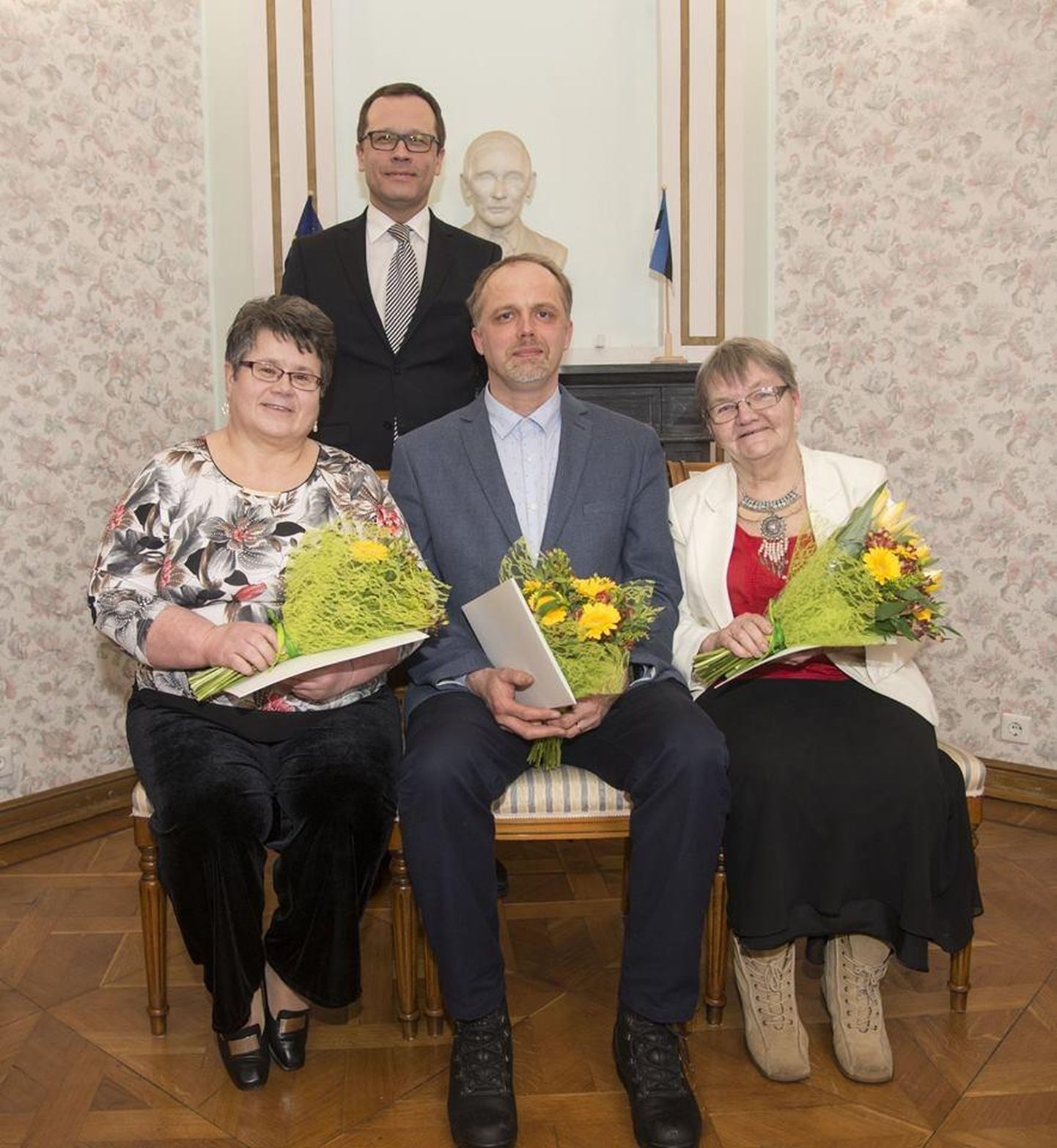 Presidendi rahvaluulepreemia laureaadid (vasakult) Maie Matvei, Ergo-Hart Västrik ja Ene Raudkats koos Tartu linnapea Urmas Klaasiga Eesti kirjandusmuuseumi kaminasaalis.