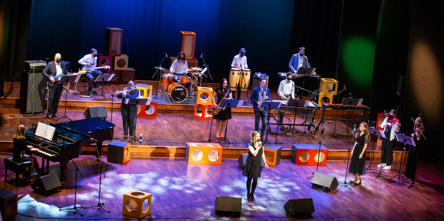 Koroonaepideemia tõttu korduvalt edasi lükatud kontsert "Väike laul suurele lavale" toimus teviseameti loal 18. veebruaril Jõhvi kontserdimajas.