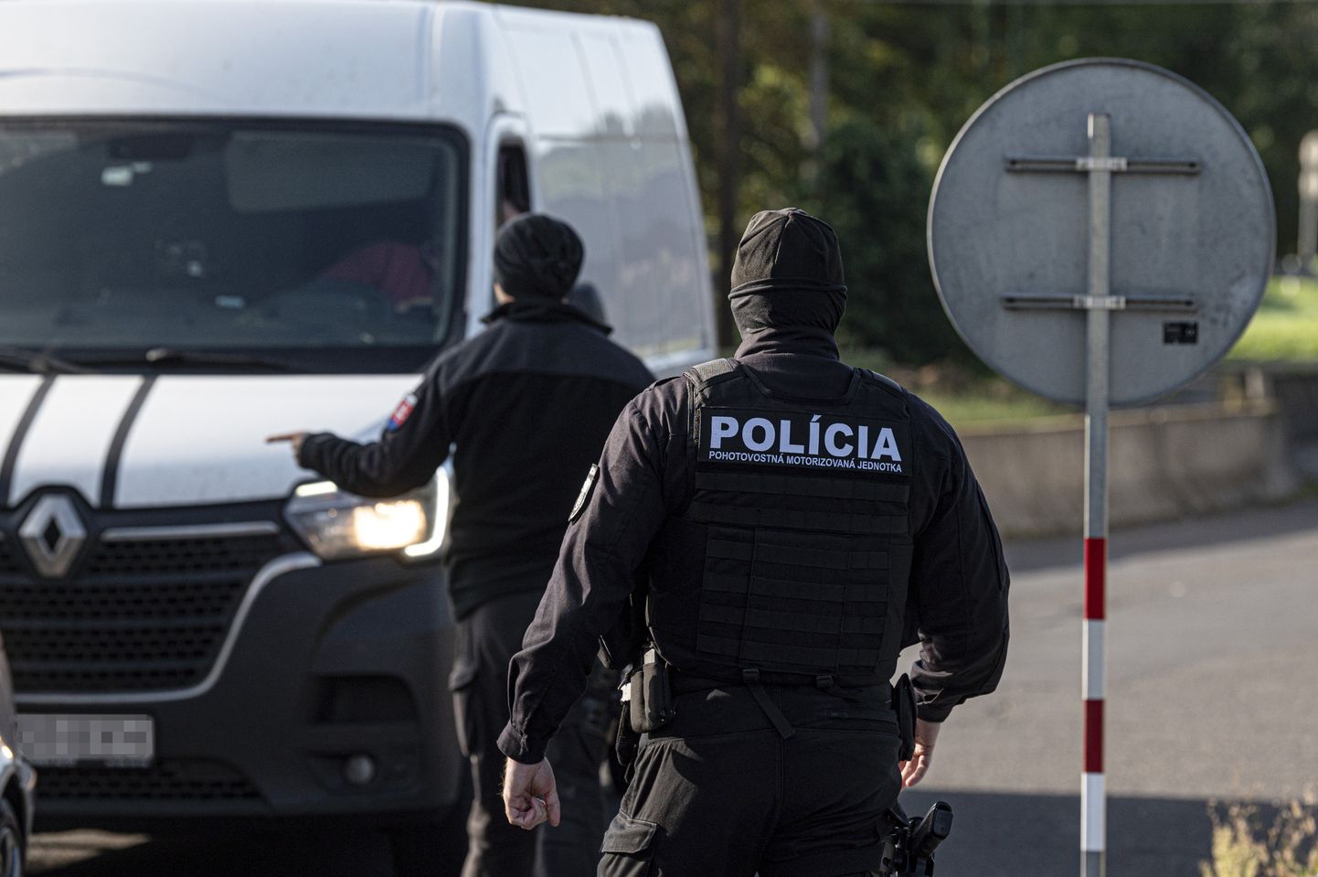 Slovakkia politsei kontrollimas Ungari piiril sõidukit. Foto on illustratiivne.