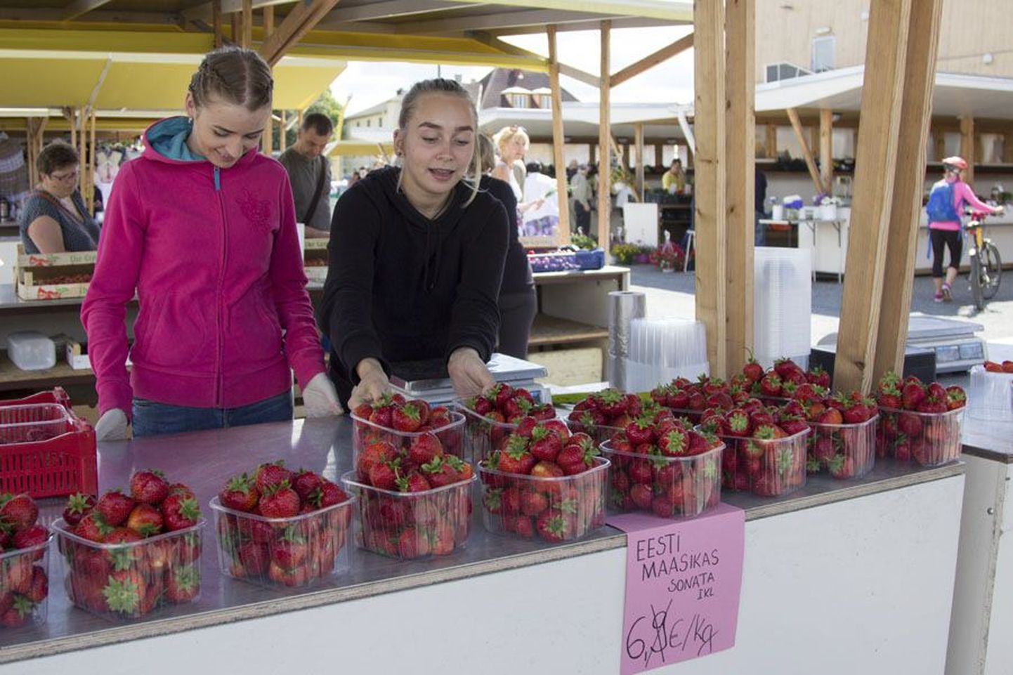 Marleen Helimets ja Iris Sepp on oma maasikate suuruse üle uhked ega karda küsida kõrget hinda.