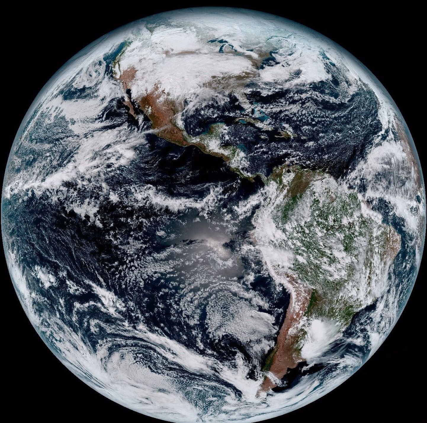 NOAA uue satelliidi komposiitpilt Maast. Uus satelliit GOES-16 suudab teha selliseid pilte iga 15 minuti järel.