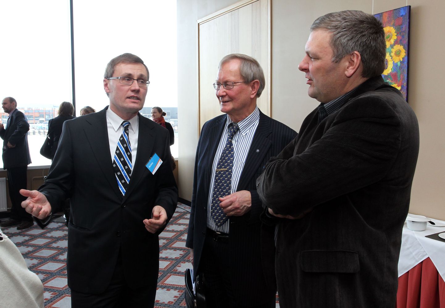 Тынис Лукас (слева) и Марко Померанц (справа) беседуют с депутатом Европарламента Тунне Келамом.