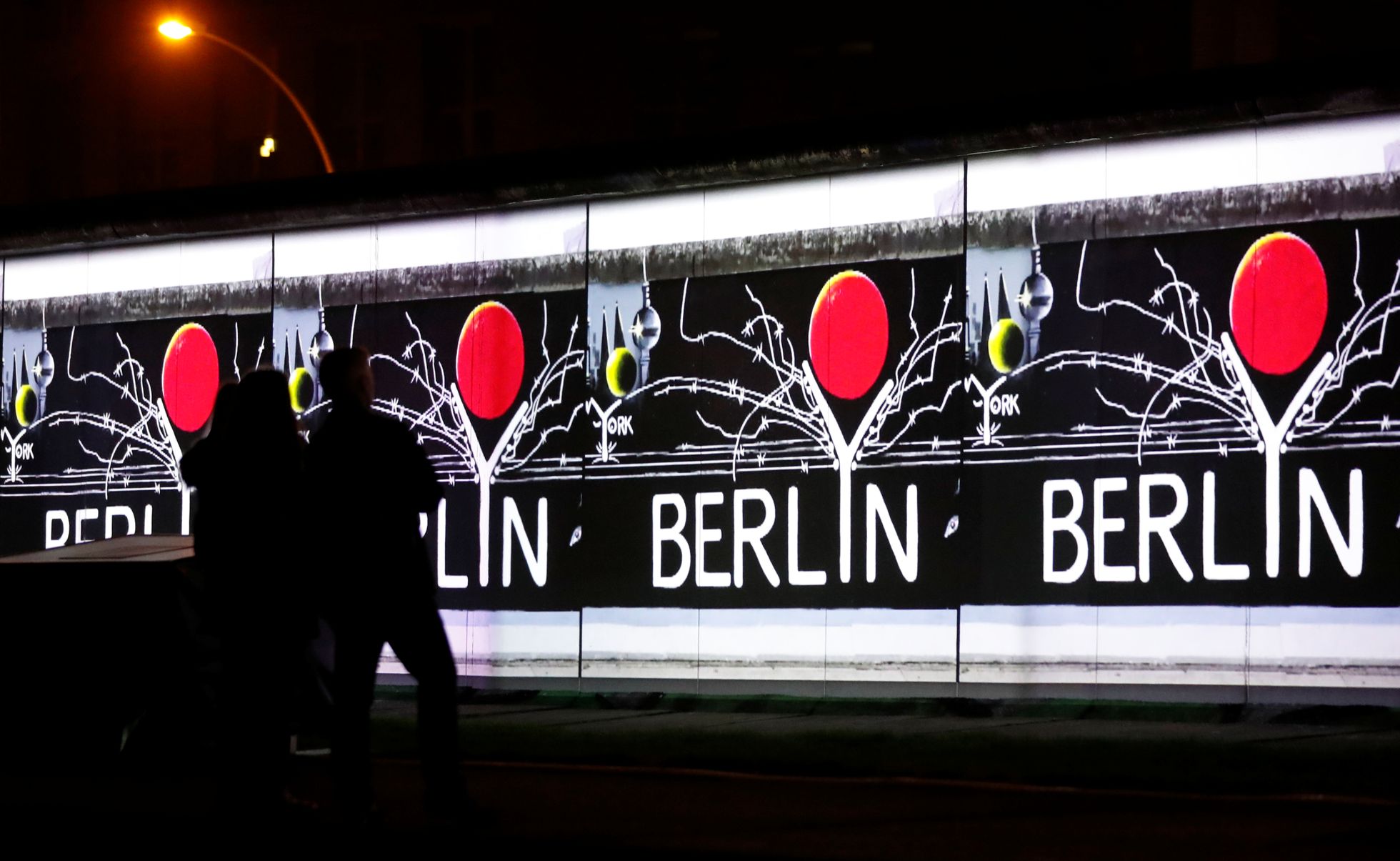 Berliini müüri säilinud lõigul näidatakse selle langemise aastapäeva puhul ajaloolisi videokaadreid ja graafilisi kujutisi.