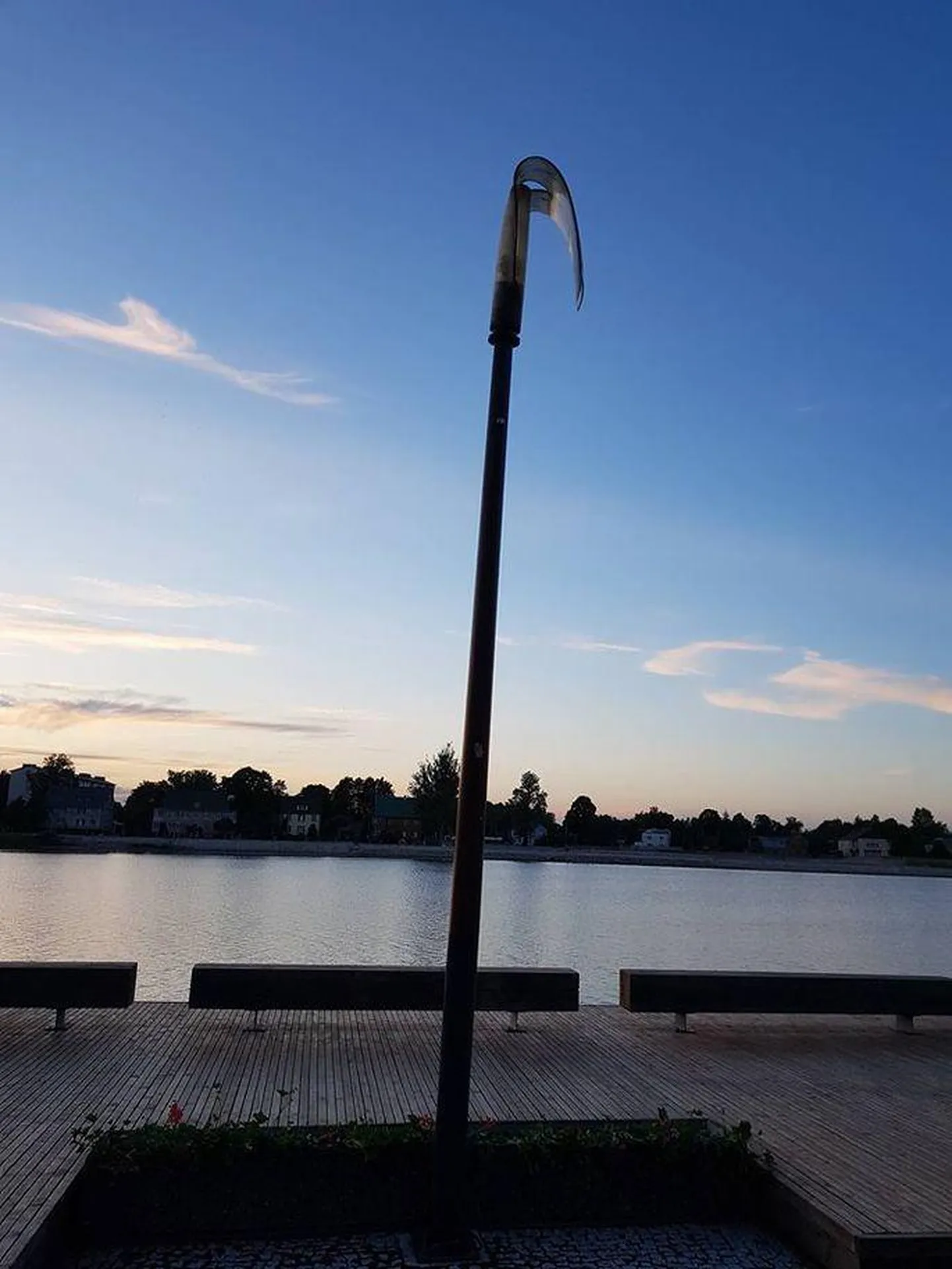 Kõveraks väändunud aerukujuline valgusti Jaansoni raja vasakkaldal.