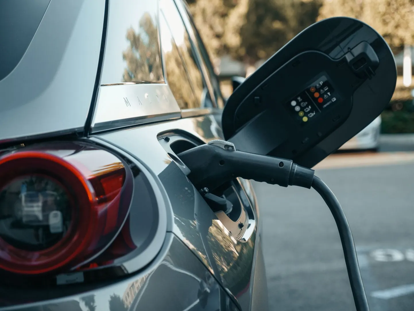 Elektriauto laadimisvõimalusi on palju rohkem, kui kütusetanklates. Kallimalt saab kiirlaadijast, kuid kõige soodsamalt oma kodust.