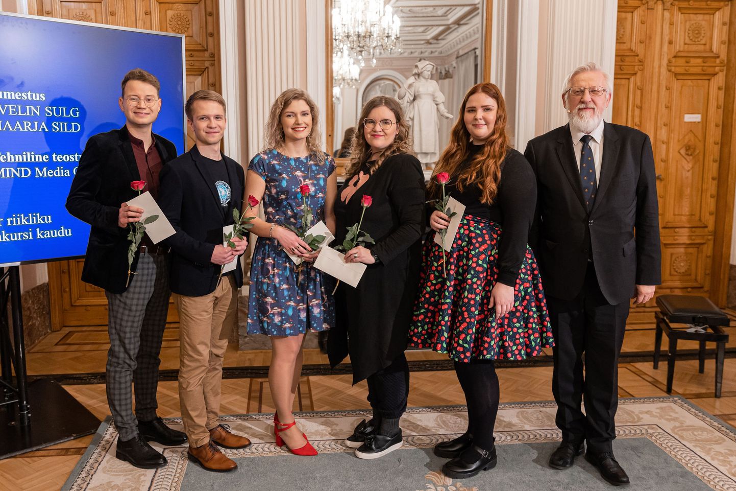 Konkursi viis parimat koos president Tarmo Soomerega. Laureaadid vasakult: Sten Heinoja, Martin Haamer, Katriin Kristmann, Hanna Britt Soots ja Inge Varik.