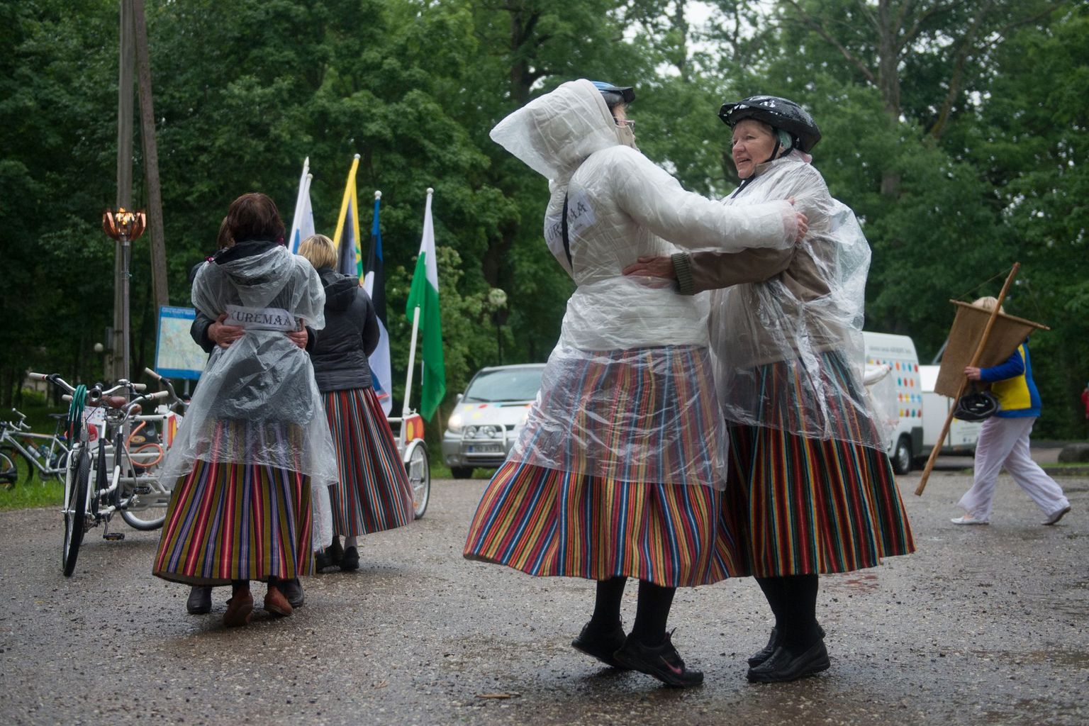 Laulu- ja tantsupeo tuli sõitis Palamuselt Jõgevale läbi vihma.