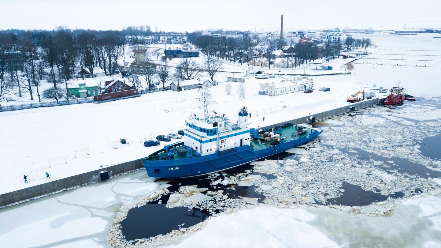 Mitmeotstarbeline laev EVA-316 teeb jäämurdetöid Pärnu lahel