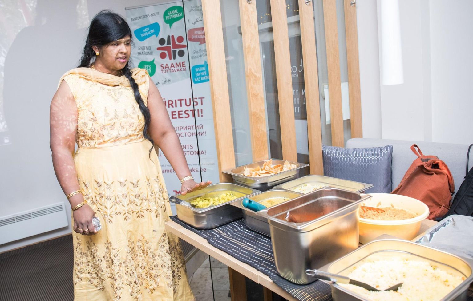 Sri Lanka kokandusõhtut on «Saame tuttavaks» sarjas korraldatud mitmes Eesti linnas. Pildil on Mariya Ananthan Rakveres Art Cafes.