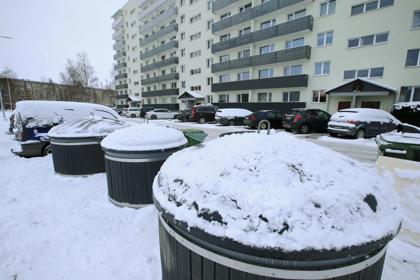 Korteriühistu Anne 59 on oma maja juurde lasknud igat masti prügi tarbeks paigaldada süvajäätmemahutid.