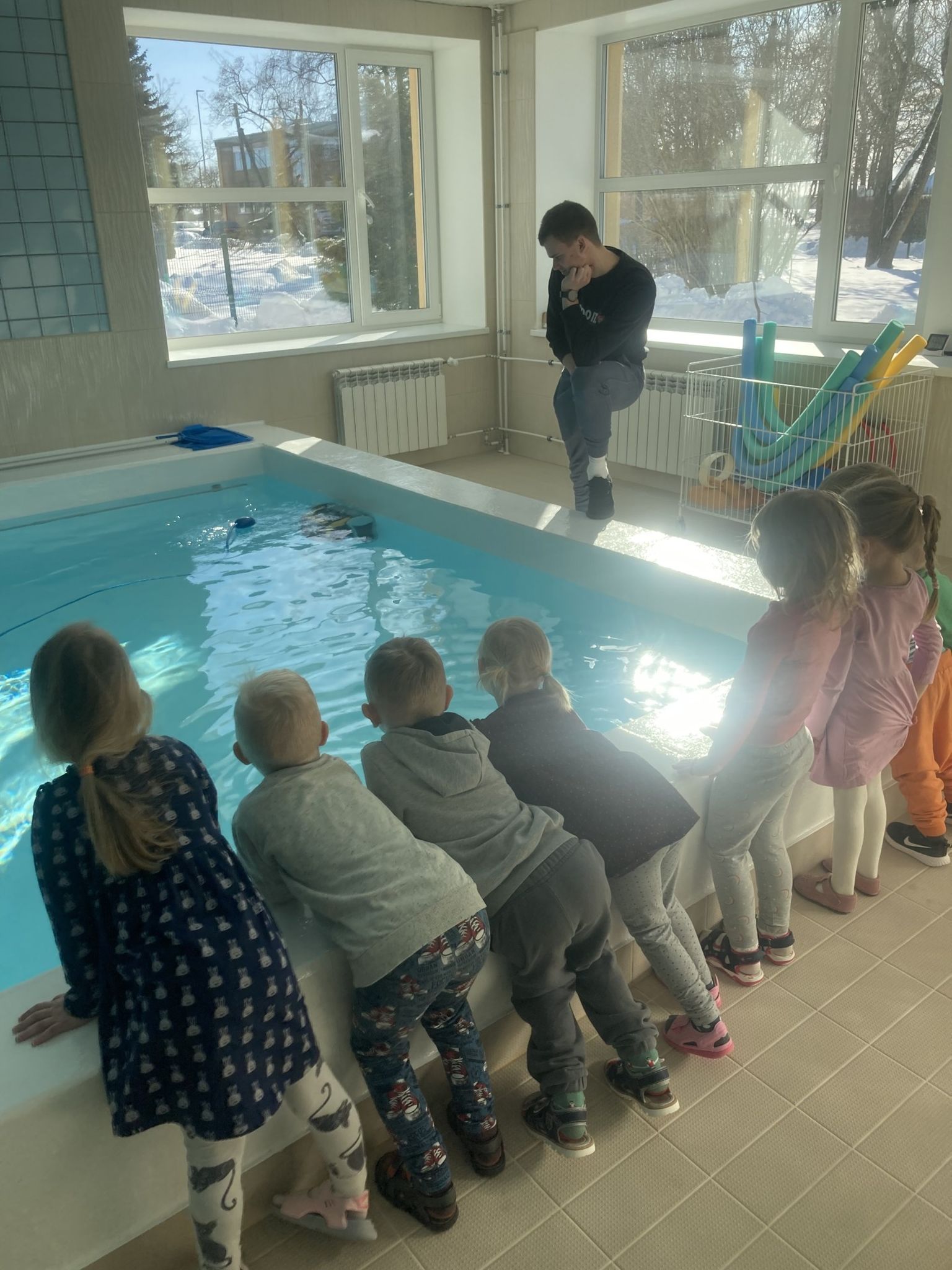 Roosna-Alliku lasteaia bassein sai uue kuue