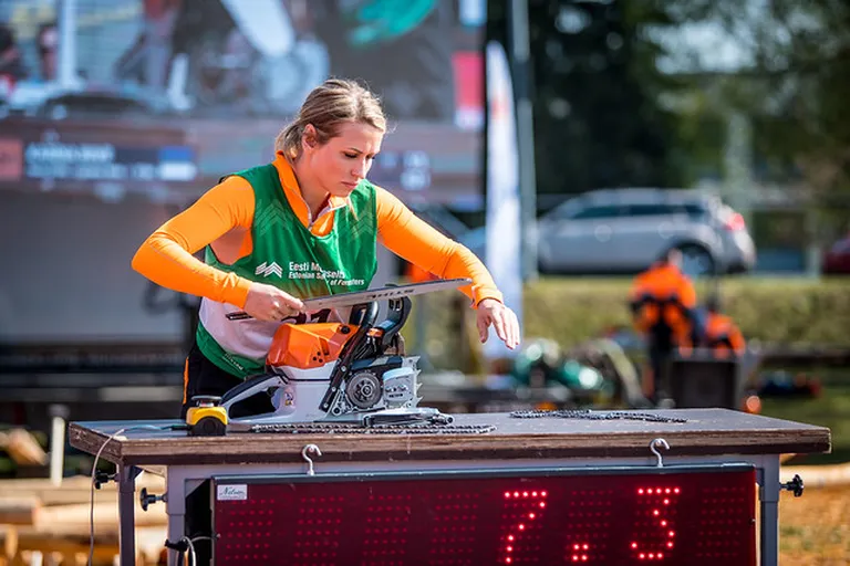 Karina Riive on üks väheseid Eesti naisi, kes raiespordiga võistlustasemel tegeleb.