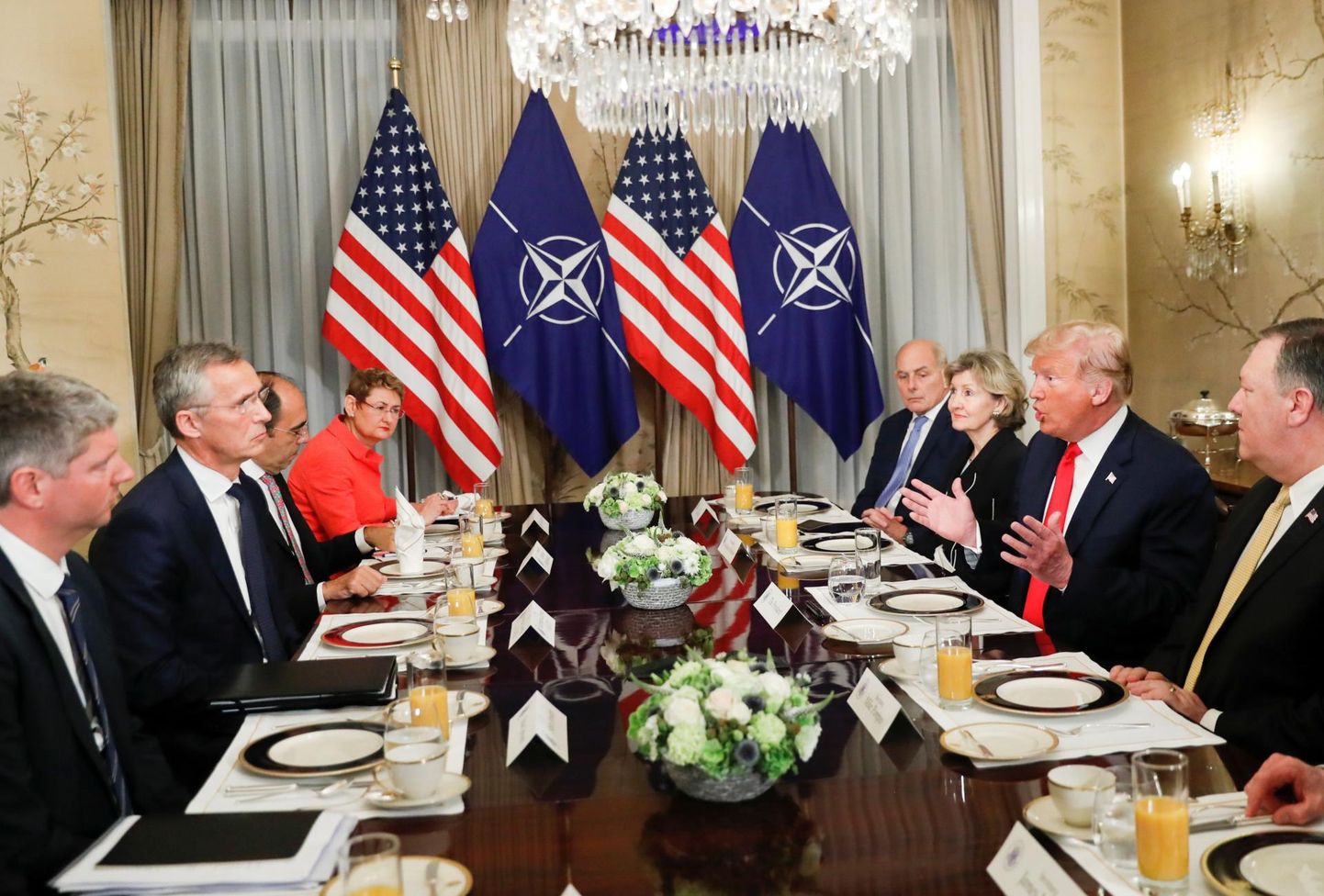 NATO peasekretär Jens Stoltenberg ja USA president Donald Trump hommikusöögil Brüsselis. Trump tögas Saksamaad, kes olevat lasknud Venemaal end gaasijuhtmetega vangistada ja tahab nüüd, et USA teda Venemaa eest kaitseks.