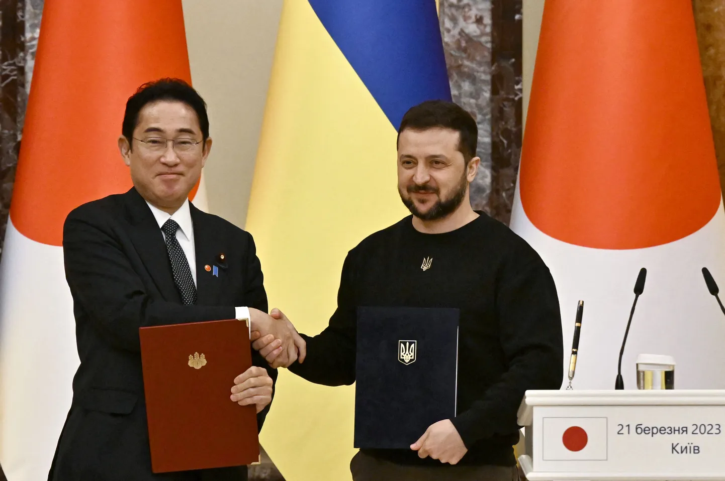 Jaapani peaminister Fumio Kishida ja Ukraina president Volodõmõr Zelenskõi Kiievis. (Foto Genya SAVILOV / AFP)