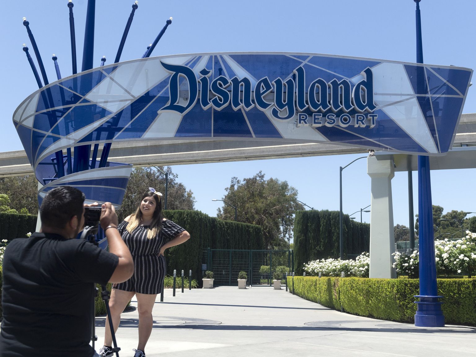 Anaheimis asuva algupärase Disneylandi juures ei jää inimestel muud üle, kui selle suletud värava ees poseerida.