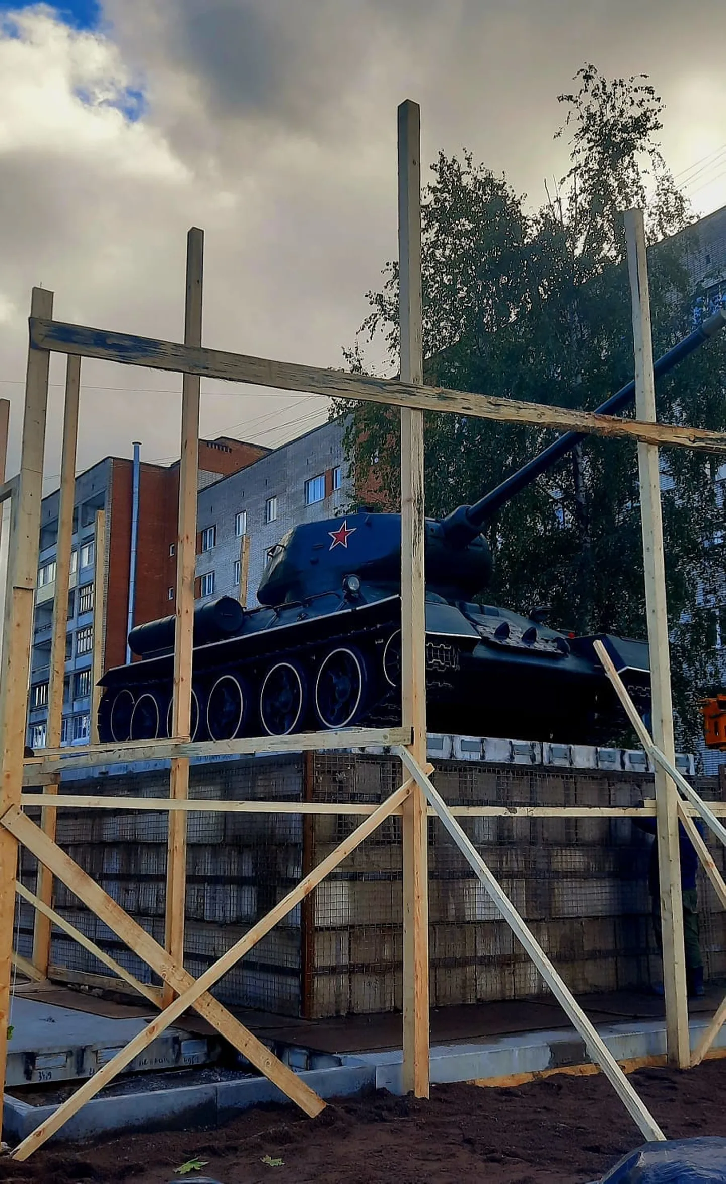 Narva jõe idakaldale Jaanilinna paigaldati tanki T-34 monument, mis on augusti keskel Narvast teisaldatud monumendi koopia.
