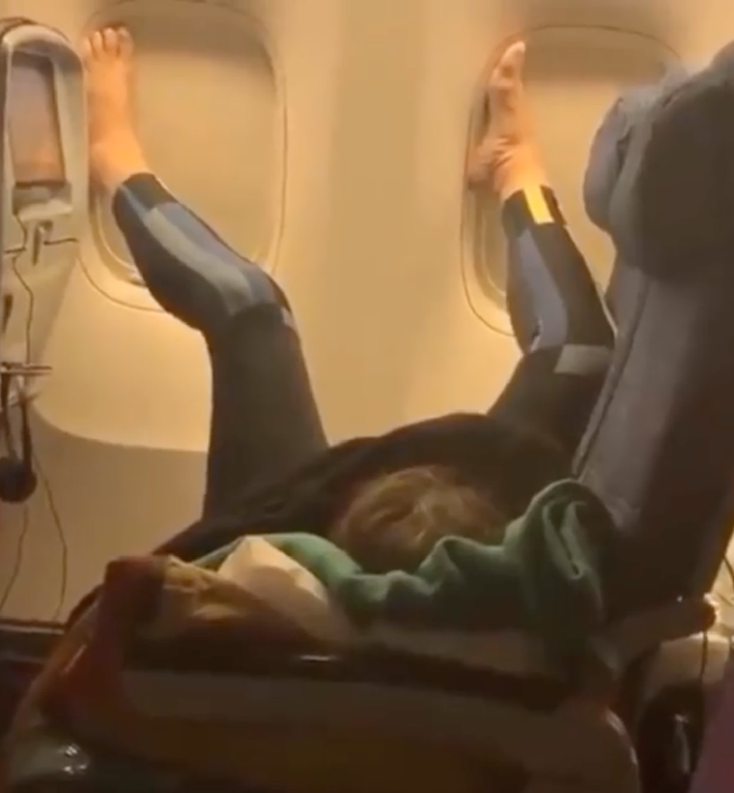 Kontole «PassengerShaming» postitatud videos magab üks naine üsna rahulikku und.