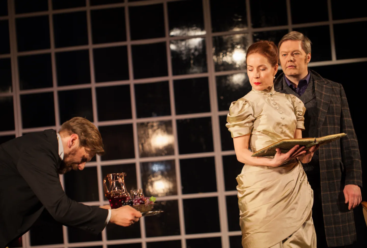 Kultuuriajaloo doktor Jørgen Tesman (vasakult, Karol Kuntsel) ja tema abikaasa Hedda Gabler (Piret Laurimaa) ning kirjanik ja sotsioloog Eilert Løvborg (Margus Prangel).