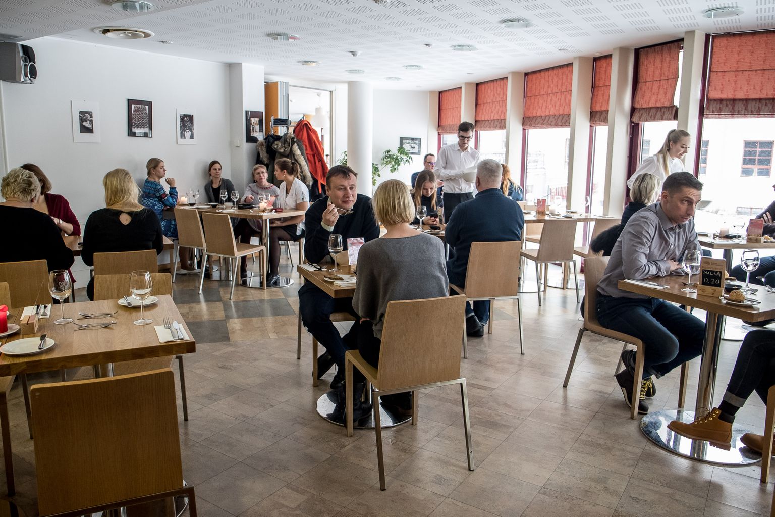 Tallinna teeninduskooli õpperestoranis valmistavad ja serveerivad süüa õpilased.