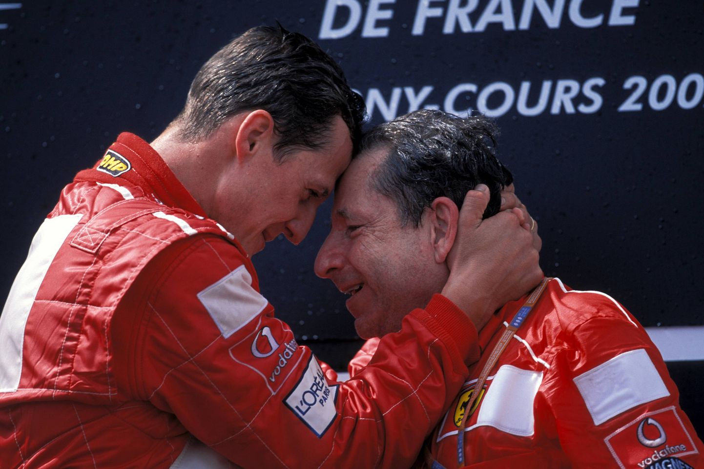 Michael Schumacher (vasakul) ja Jean Todt 2002. aastal Prantsusmaa GP pjedestaalil.