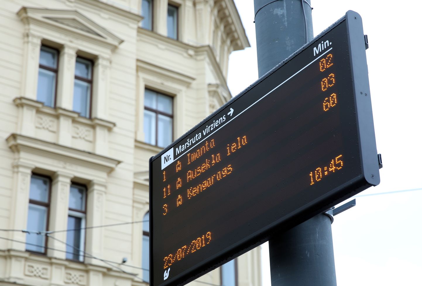 SIA "Rīgas satiksmes" elektroniskais tablo tramvaju pieturvietā Merķeļa ielā, kurā jāparādās reālajam transportlīdzekļu pienākšanas laikam.