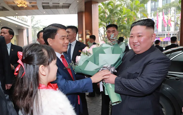 Kim Jong-un (paremal) Hanoisse saabudes. 