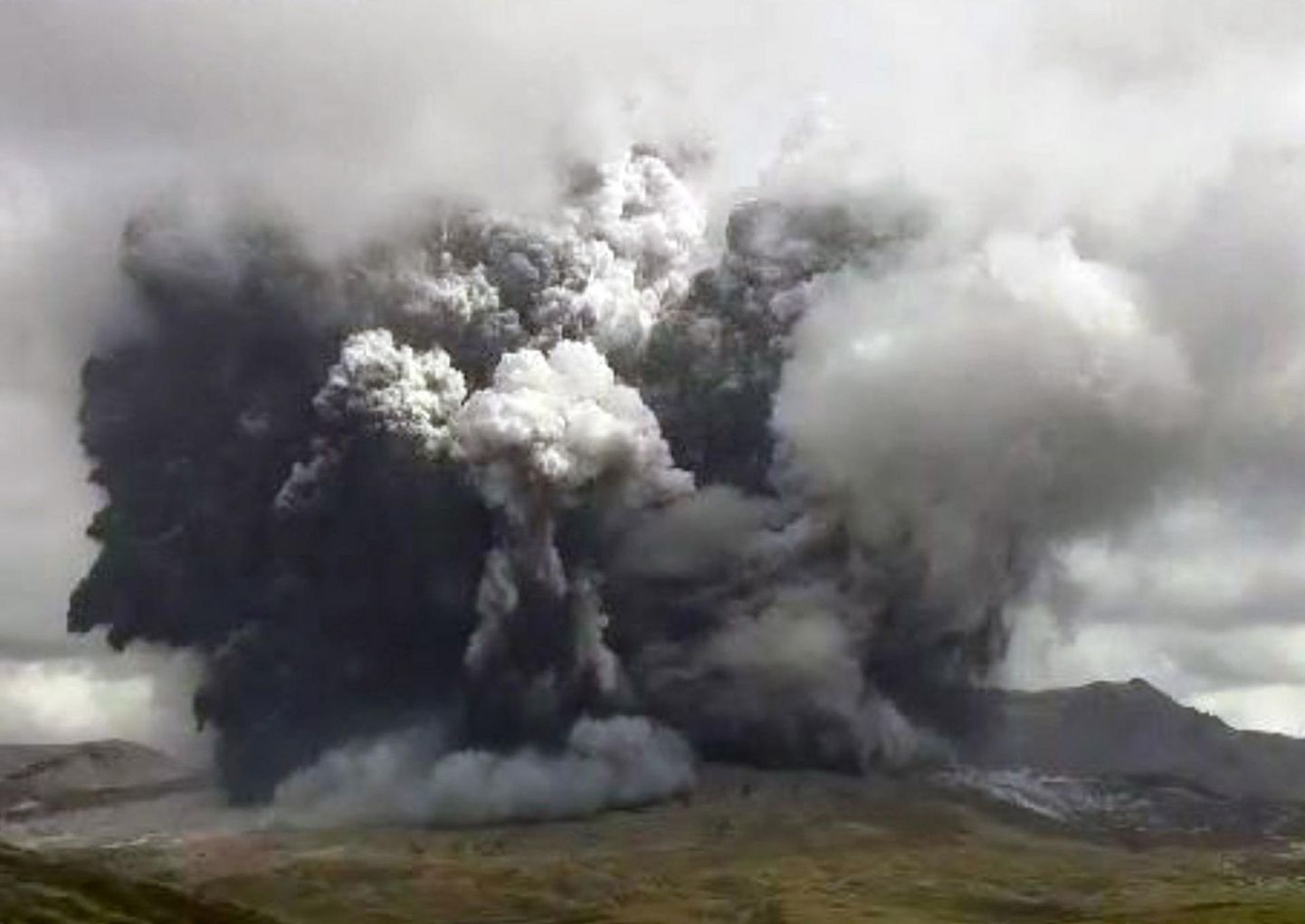 Tuha- ja suitsupilv kerkib Aso mäe kraatrist Kumamoto provintsis Edela-Jaapanis. 