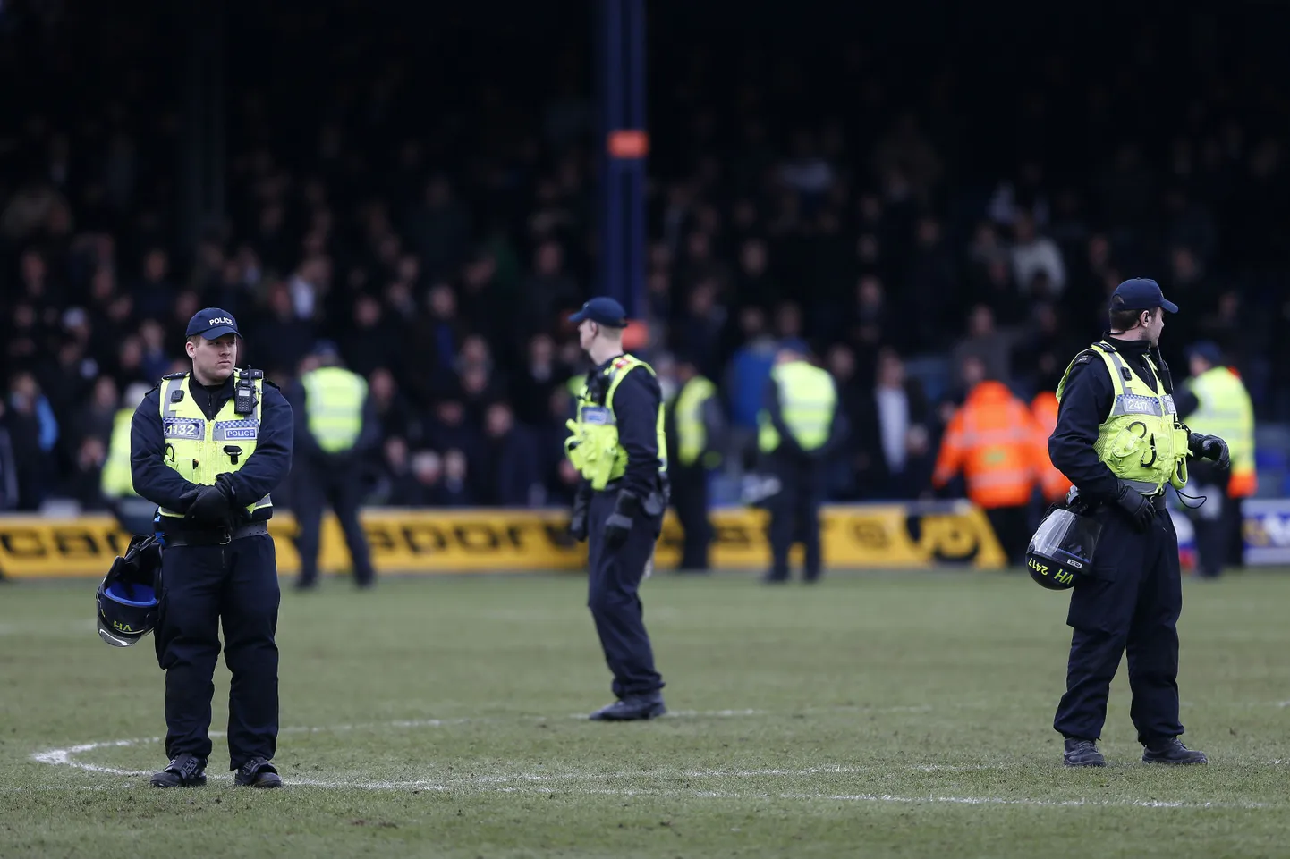Briti märulipolitseinikud Millwalli fänne valvamas.
