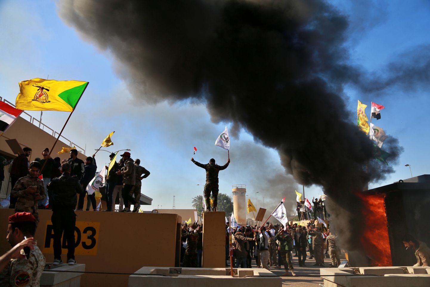 Protestijad USA Bagdadi saatkonna juures.