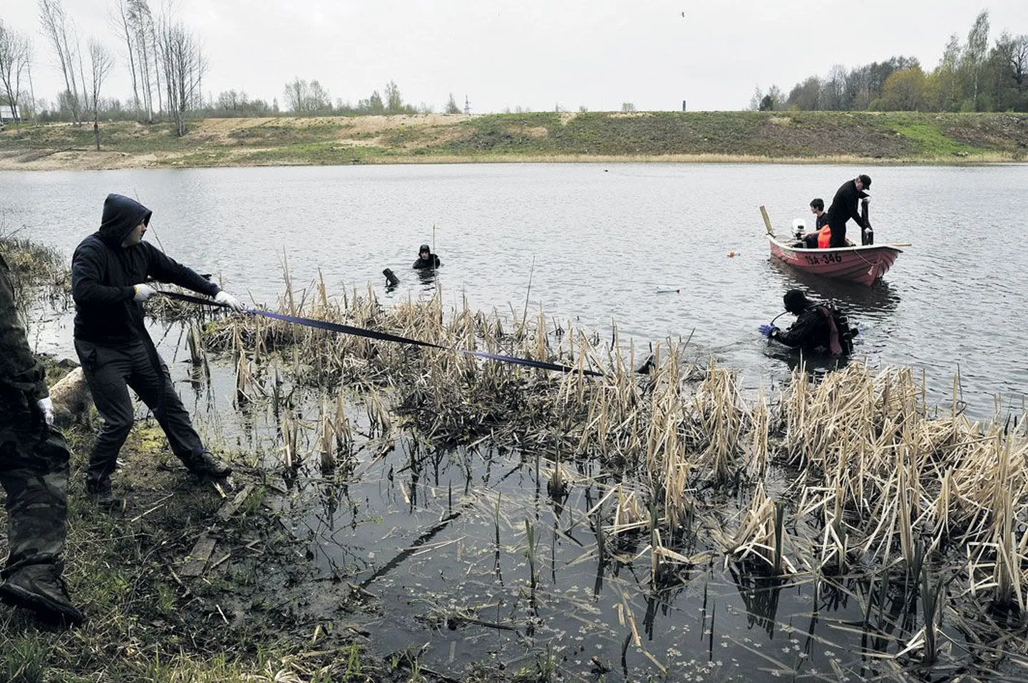 Sukeldujad puhastasid Raadi järve.