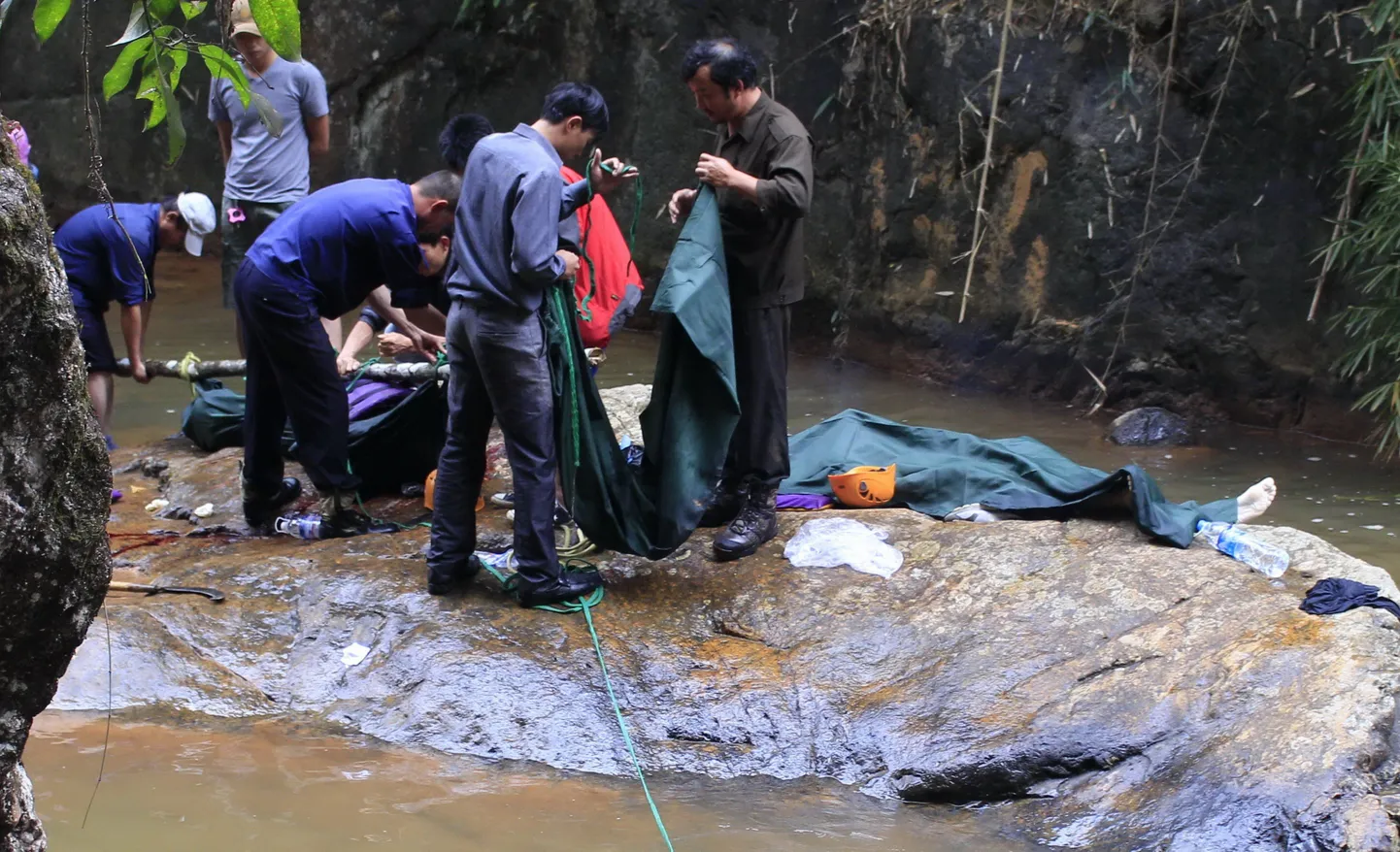 Päästjad täna Vietnamis Dalati linna lähedal kose juures briti turistide surnukehi ära toimetamas.